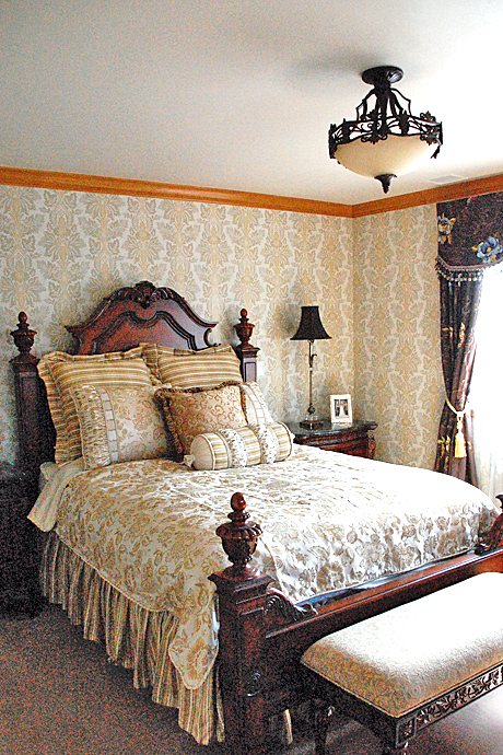 クラシカルな家具と、アクセントなカーテンを合わせたベッドルーム1